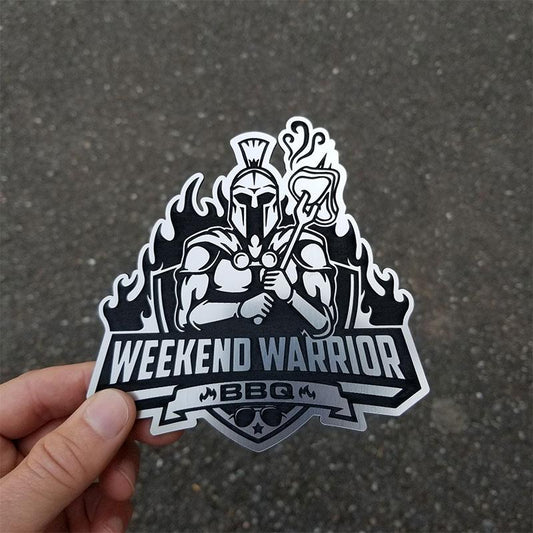 Weekend Warrior BBQ-Emblem aus gebürstetem Metall mit niedrigem Profil